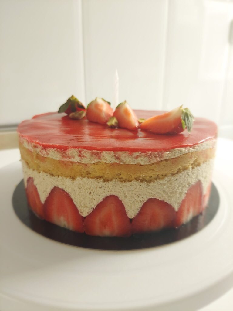 Tarta de fresas y crema con capas de bizcocho y decoración natural