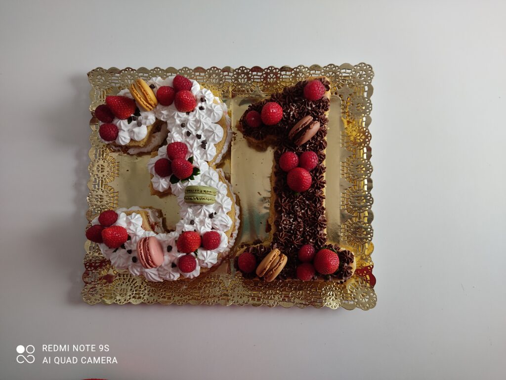 Tarta en forma de número 31 decorada con frutas y flores comestibles