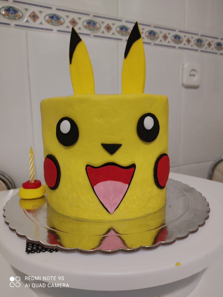 Tarta de Pikachu de Pokémon en fondant amarilla y negra