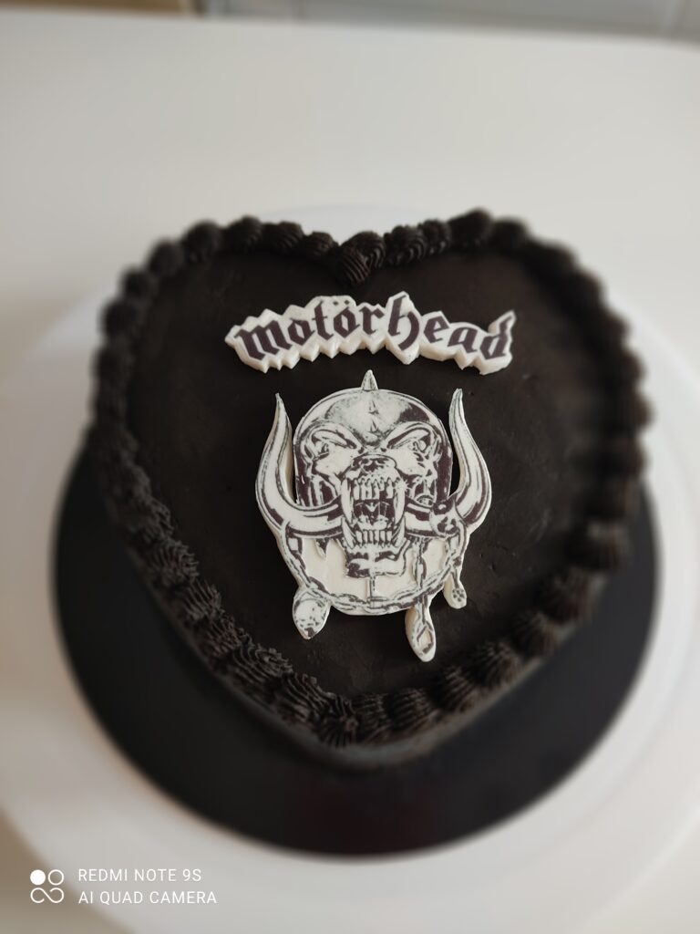 Tarta personalizada negra con logo de Motörhead en crema