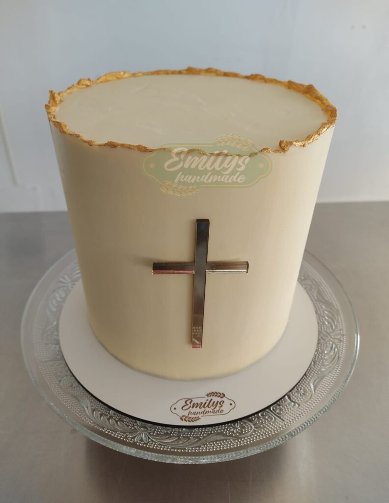 Tarta elegante de Primera Comunión con cruz decorativa en fondant
