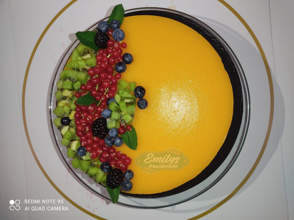 Tarta de mousse de maracuyá decorada con frutos rojos frescos