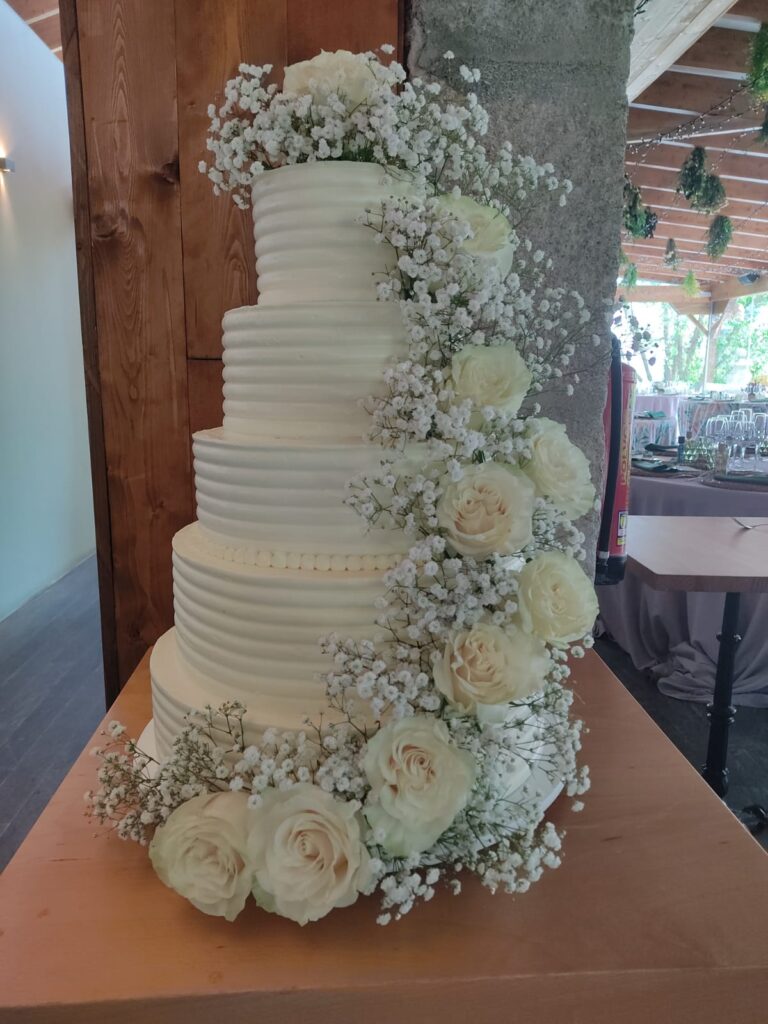 Tartas personalizadas en Madrid – diseño artesanal de boda artesanal en crema con flores naturales, diseño exclusivo y elegante para celebraciones especiales