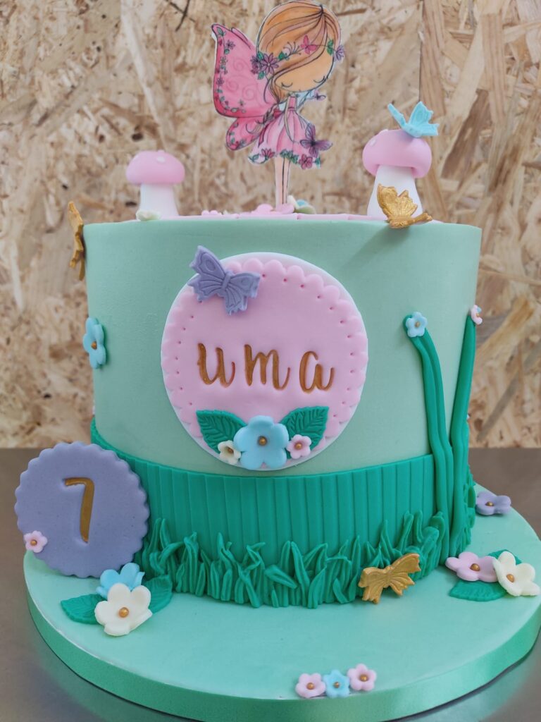 Tartas personalizadas en Madrid – diseño artesanal infantil temática de hada para bebé, en crema verde con mariposas decorativas.