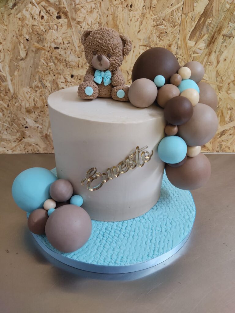 Tartas personalizadas en Madrid – diseño artesanal infantil para baby shower de niño, con osito, globos y decoración en crema azul.