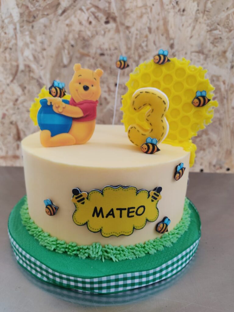 Tartas personalizadas en Madrid – diseño artesanal infantil de cumpleaños decorada en crema con Winnie the Pooh y abejitas, personalizada con nombre.