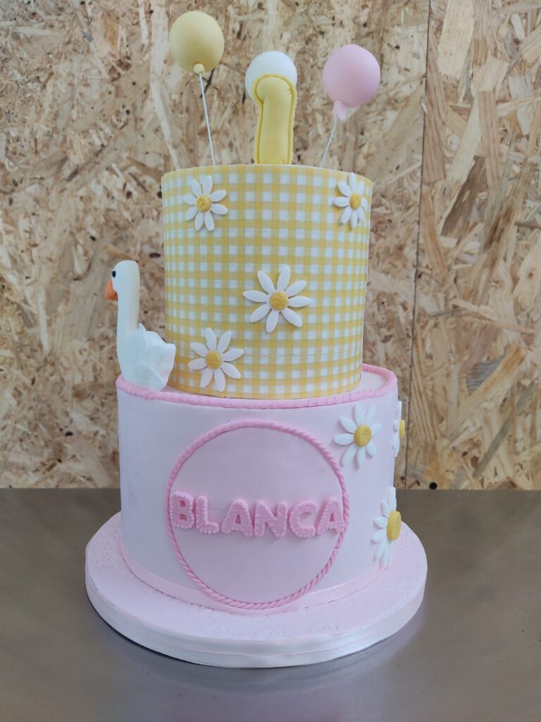 Tartas personalizadas en Madrid – diseño artesanal infantil decorada con fondant, diseño de ocas, tonos pastel suaves y estilo artesanal creativo.