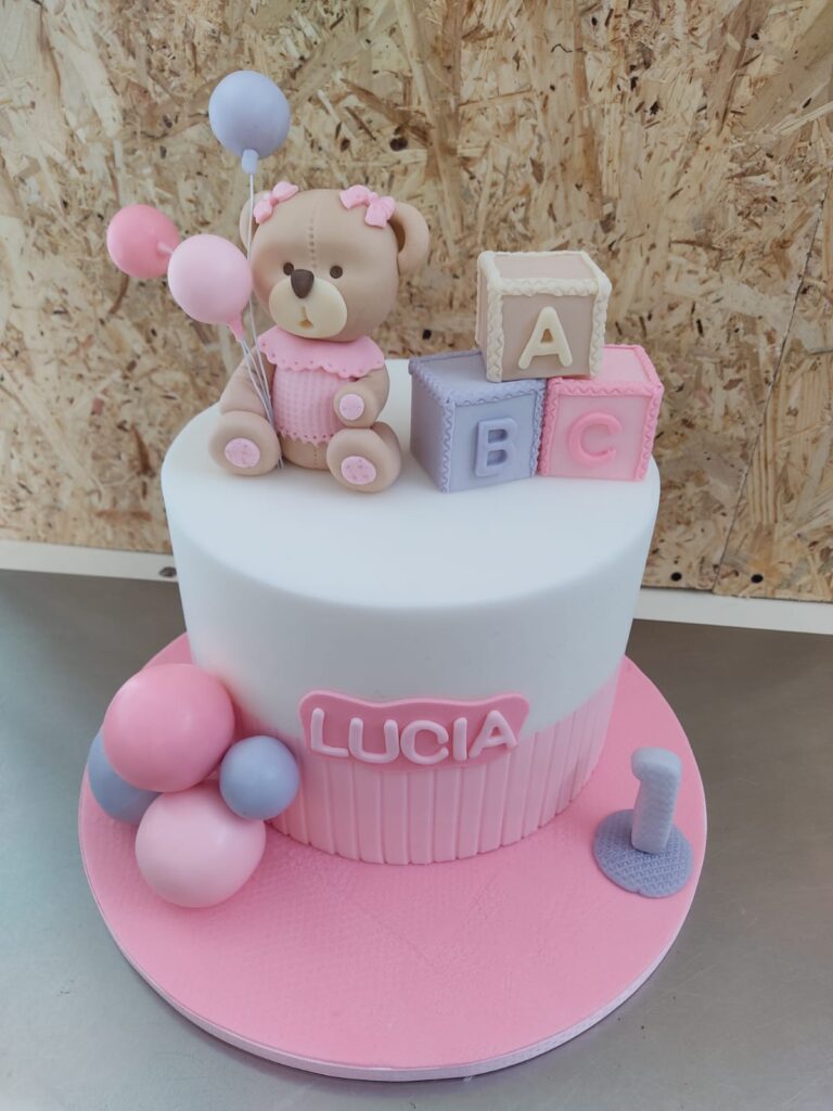 Tartas personalizadas en Madrid – diseño artesanal infantil rosa de cumpleaños para niña con osito y cubos decorativos, diseño tierno y personalizado