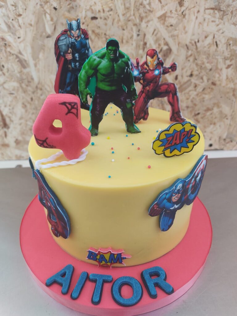 Tarta infantil de Los Vengadores en fondant y crema – Personalizada para cumpleaños