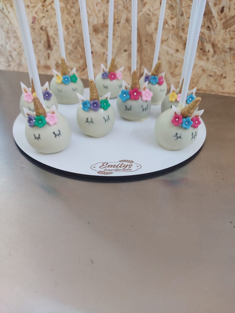 Cake Pops artesanales de unicornio con chocolate blanco y flores para cumpleaños infantiles en Madrid