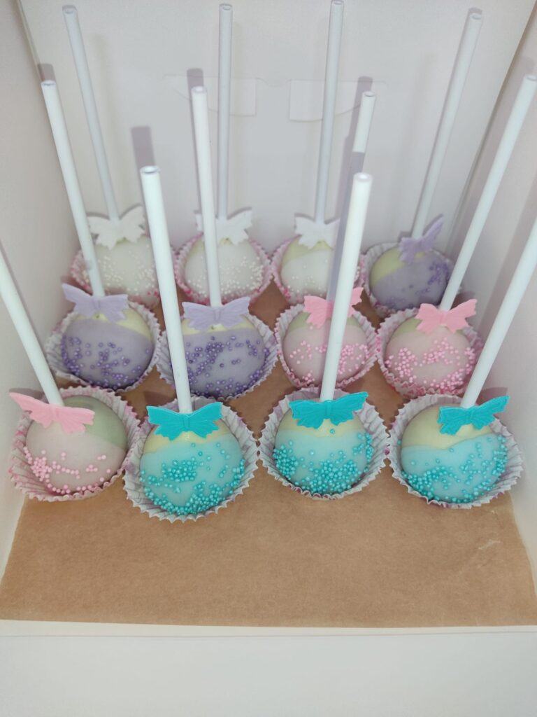 Cake Pops artesanales de mariposas en colores pastel con sprinkles, ideales para cumpleaños infantiles en Majadahonda