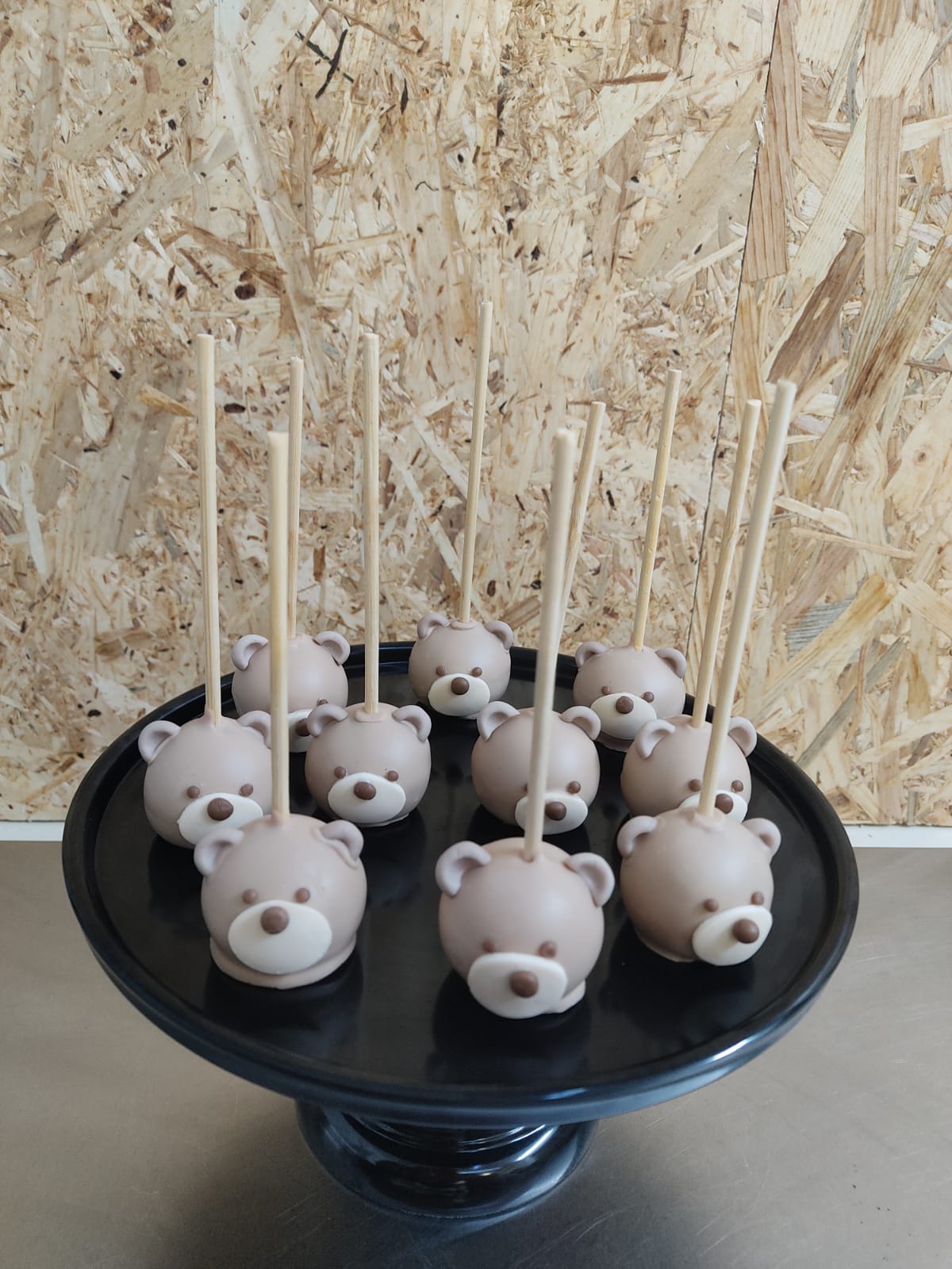 Cake Pops artesanales con chocolate y diseño de osito para baby shower de niño en Madrid