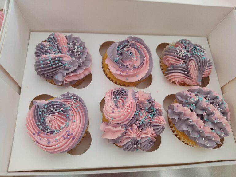 Cupcakes decorados con colores de unicornio para cumpleaños de niña, diseño pastel en tonos morado y rosa