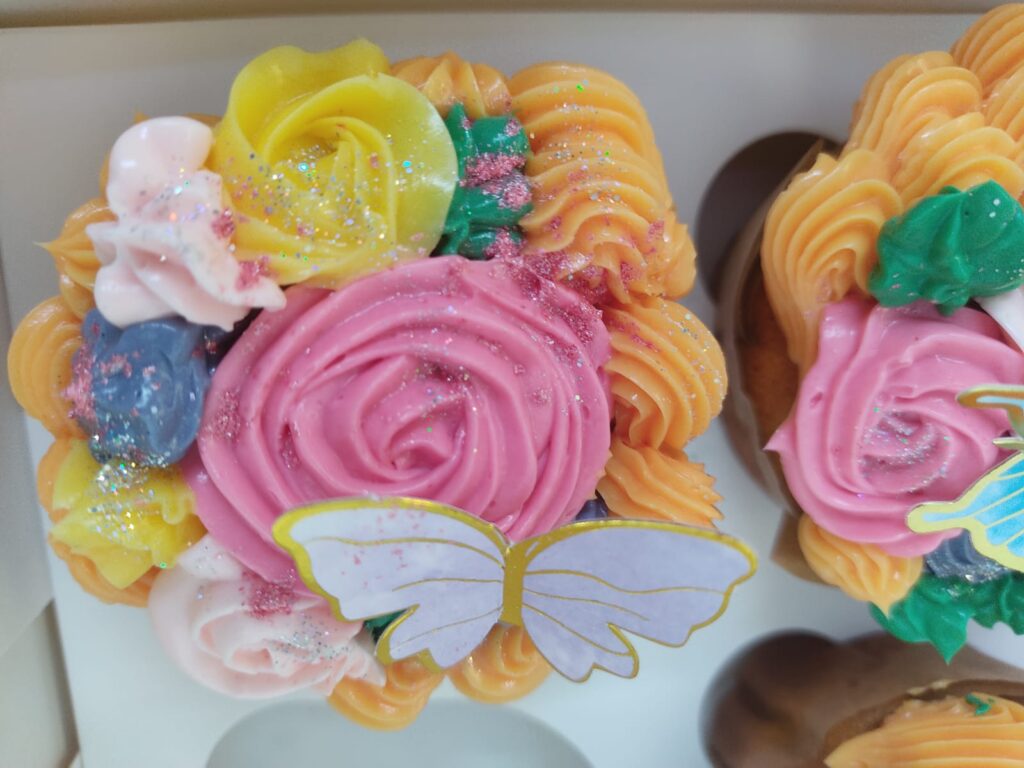 Cupcakes y muffins artesanales decorados con crema y toppers creativos en Emilys, obrador en Majadahonda