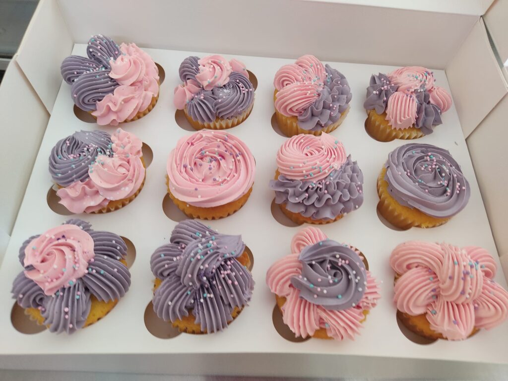 Cupcakes de cumpleaños temáticos de unicornio para niña, decorados en tonos rosa y lila por Emilys