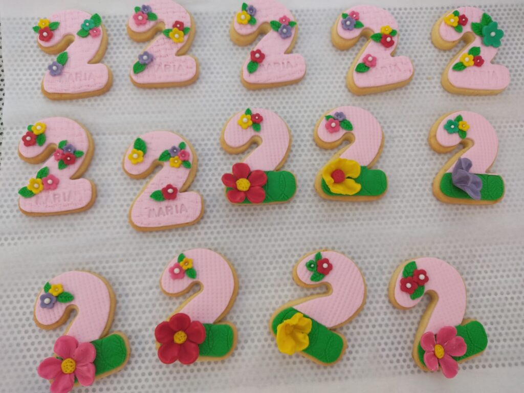 Galletas artesanales decoradas con fondant y flores para cumpleaños de niña en Madrid