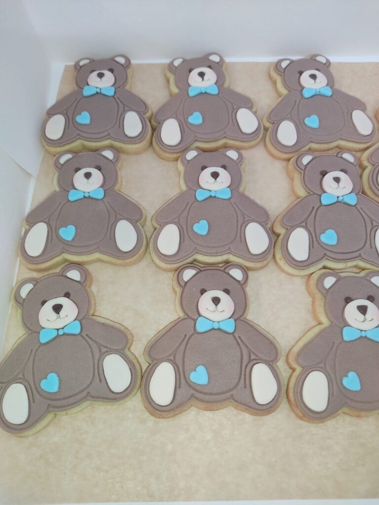 Galletas artesanales decoradas con fondant de ositos para baby shower de niño en Madrid