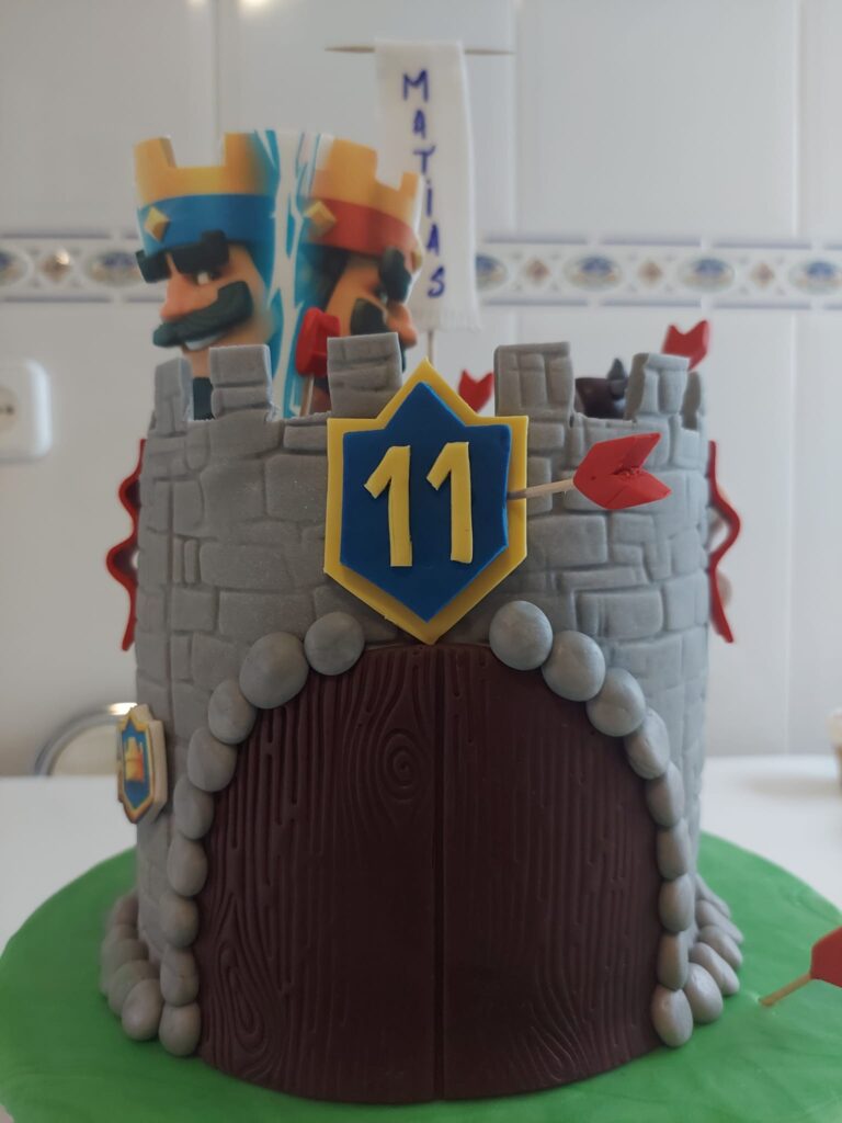 tarta fondant temática medieval con castillo y escudo Royal Clans personalizada para cumpleaños infantil