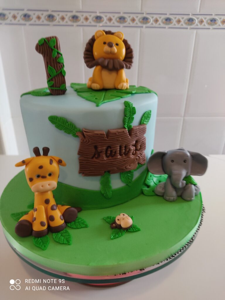 Tarta infantil decorada con fondant y animales de la selva para primer cumpleaños