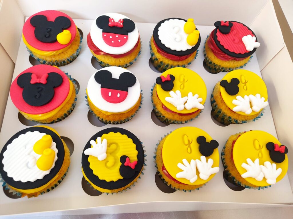 Cupcakes de Mickey y Minnie decorados artesanalmente para cumpleaños infantiles en Madrid