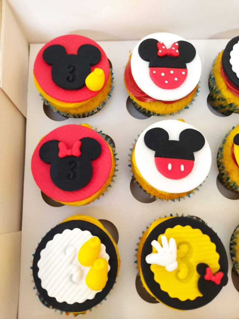 Cupcakes decorados con Mickey y Minnie para fiestas infantiles en Madrid y Majadahonda