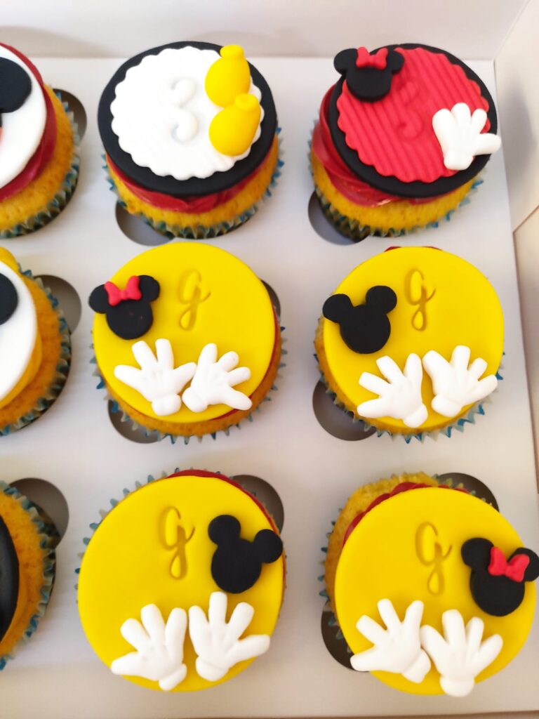 Cupcakes temáticos de Disney con diseños de Mickey y Minnie para decorar mesas dulces en Madrid