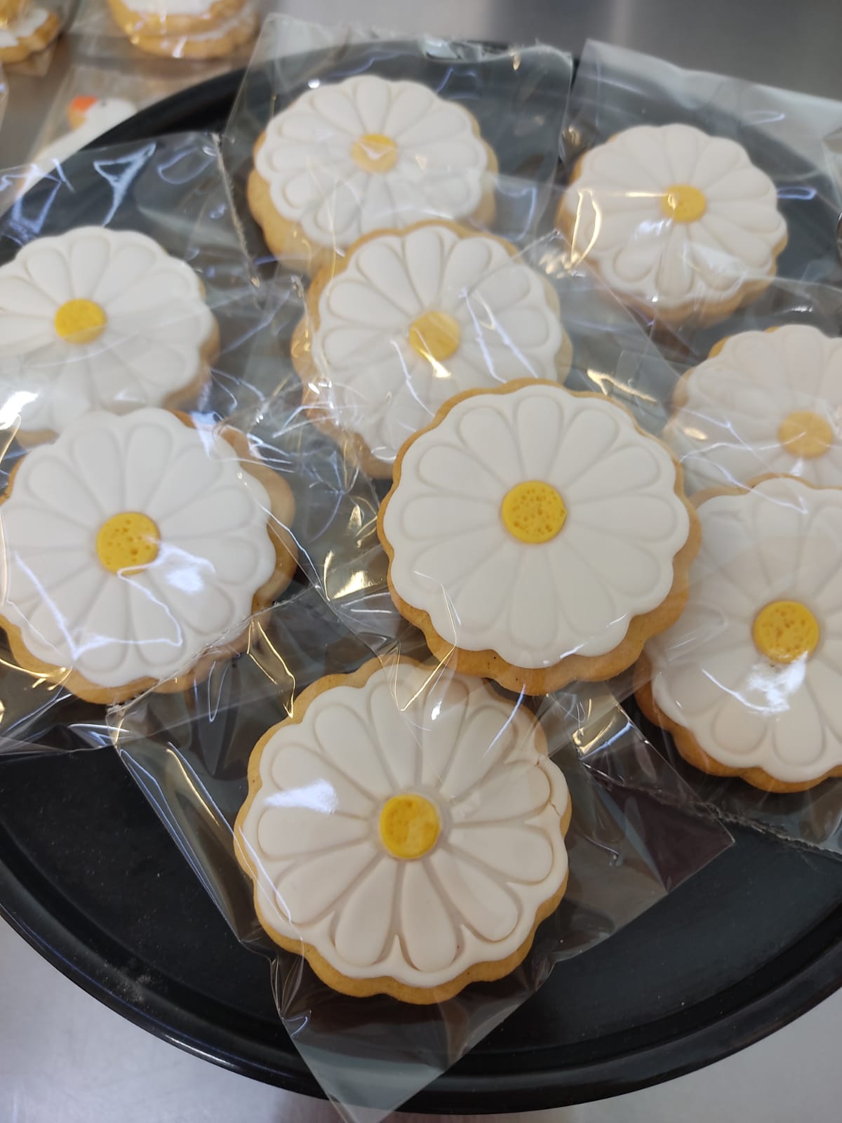 Galletas artesanales de fondant con forma de flores para eventos especiales en Madrid