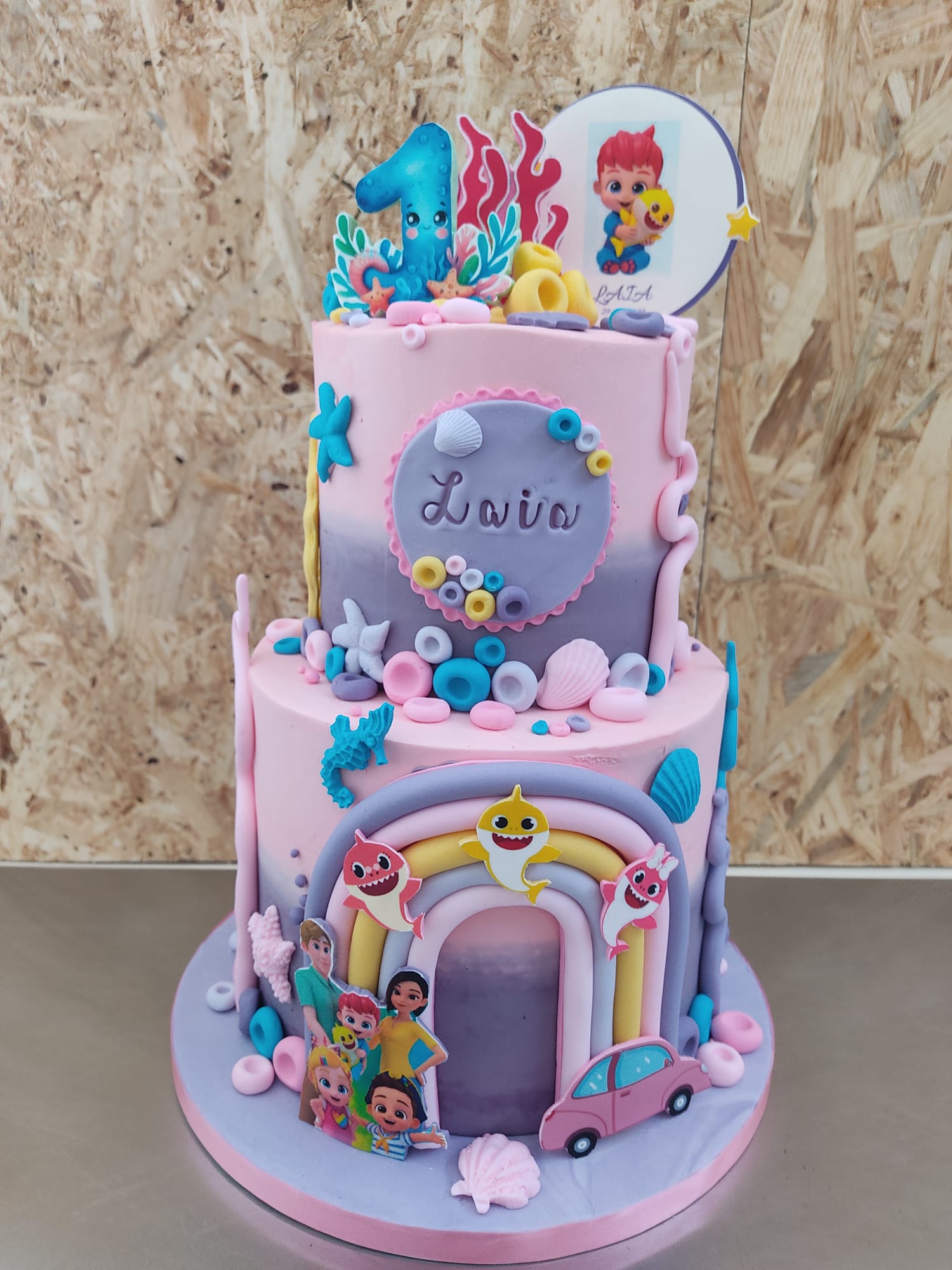 Tarta artesanal decorada con crema temática de BabyShark para cumpleaños de niña en Madrid
