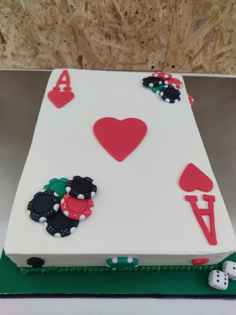 Tarta de cumpleaños con temática de casino, diseño de as de corazones y fichas de póker