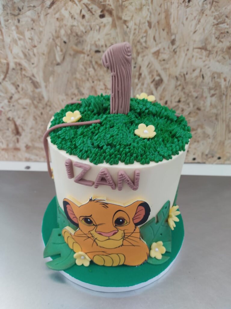Tarta infantil de ganache decorada con temática de El Rey León y detalles en chocolate