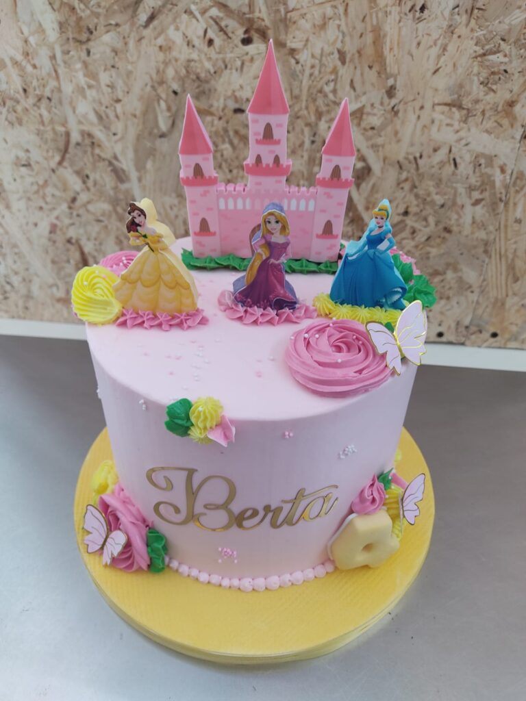 Tarta infantil rosa decorada con crema y temática de princesas, personalizada con el nombre Berta.
