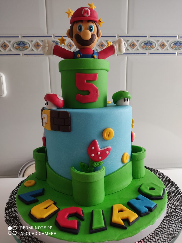 Tarta infantil de Mario Bros decorada con fondant y figuras 3D personalizadas para cumpleaños en Madrid