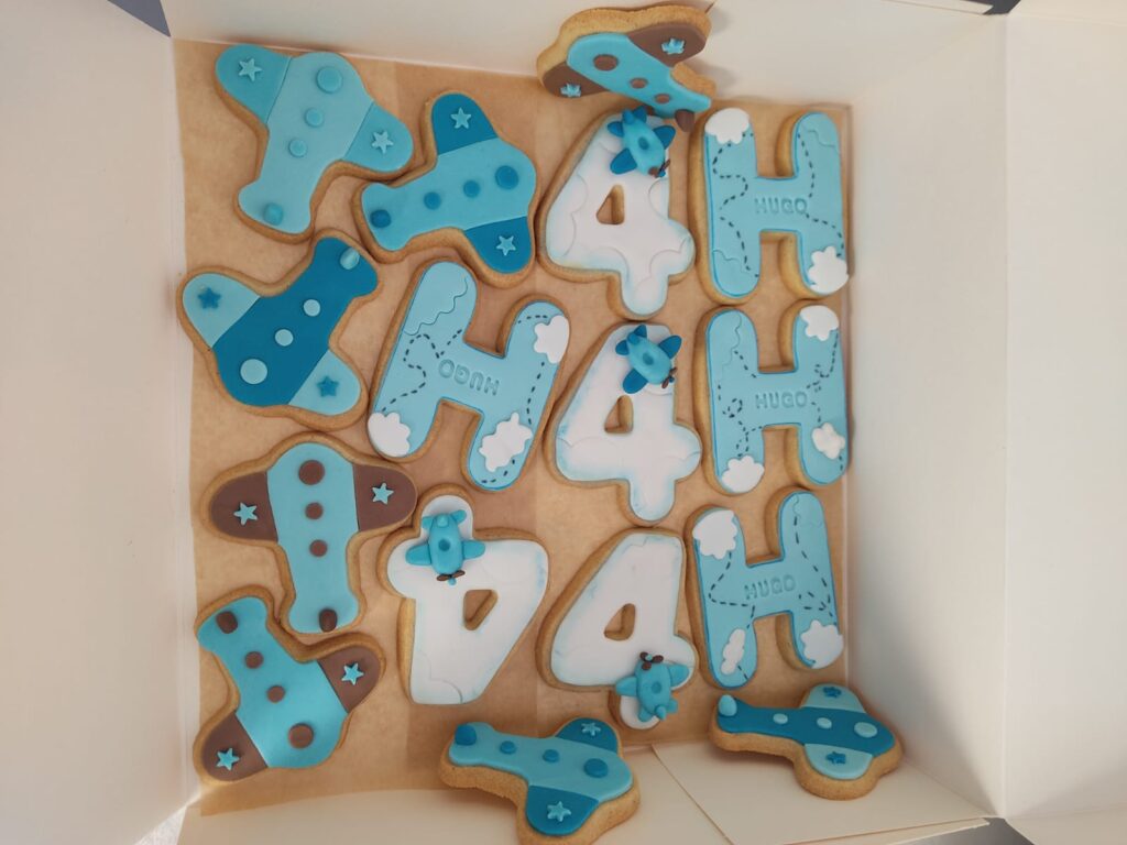 Galletas personalizadas artesanales con forma de avión para cumpleaños infantil en Majadahonda