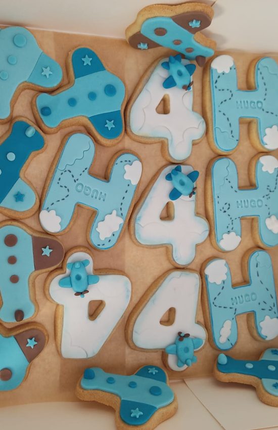 Galletas personalizadas artesanales con forma de avión para cumpleaños infantil en Majadahonda
