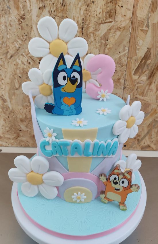 Tartas personalizadas en Madrid – diseño artesanal infantil decorada de cumpleaños con Bluey y Bingo en fondant, temática creativa para niños