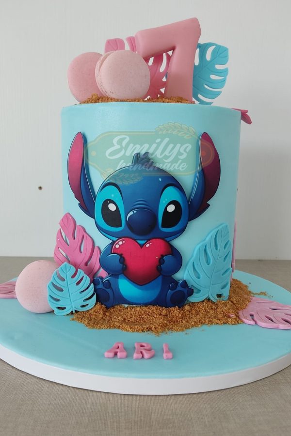 Tarta Personalizada en Madrid de cumpleaños infantil con diseño de Lilo y Stitch, crema azul y decoraciones en fondant, personalizada artesanalmente por Emily’s Handmade.
