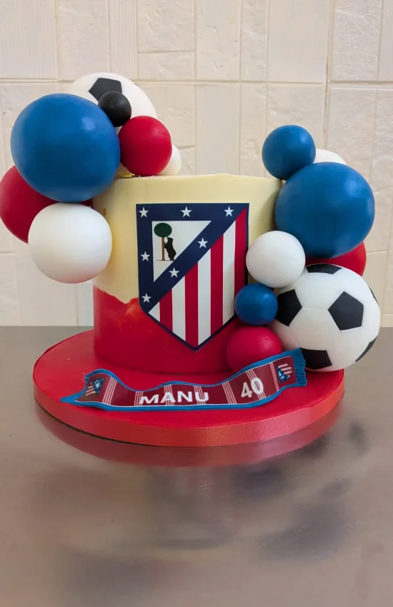 Detalle de tarta de crema personalizada del Atlético de Madrid con decoración artesanal para cumpleaños en Majadahonda