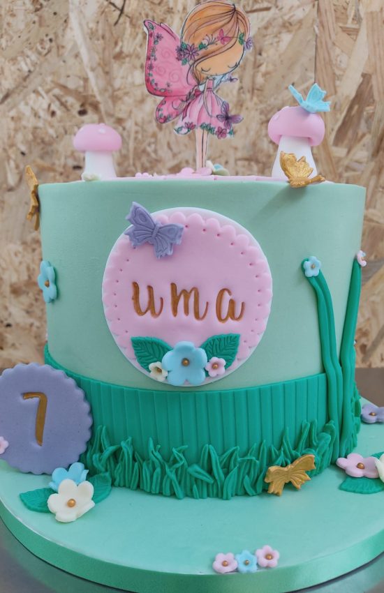 Tartas personalizadas en Madrid – diseño artesanal infantil temática de hada para bebé, en crema verde con mariposas decorativas.
