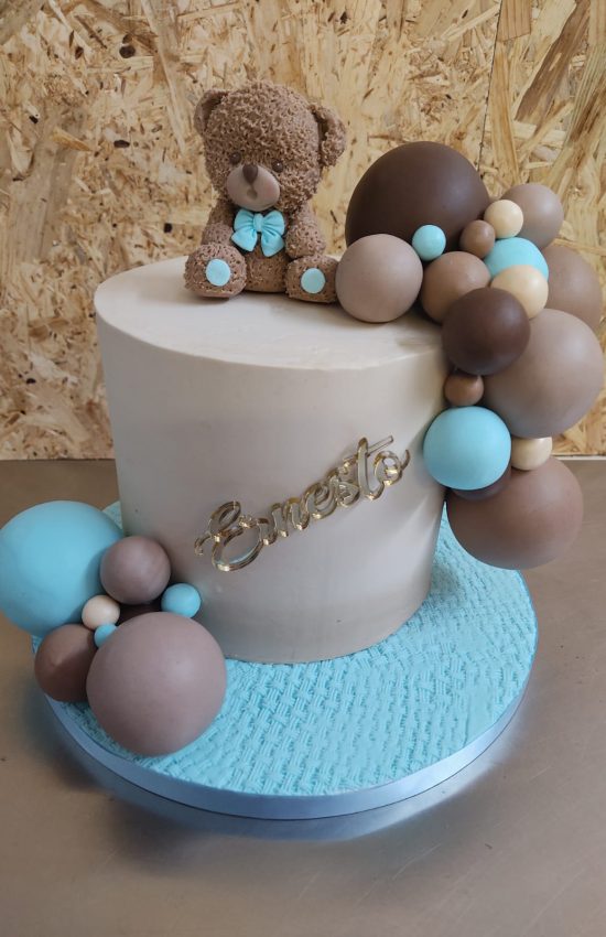 Tartas personalizadas en Madrid – diseño artesanal infantil para baby shower de niño, con osito, globos y decoración en crema azul.