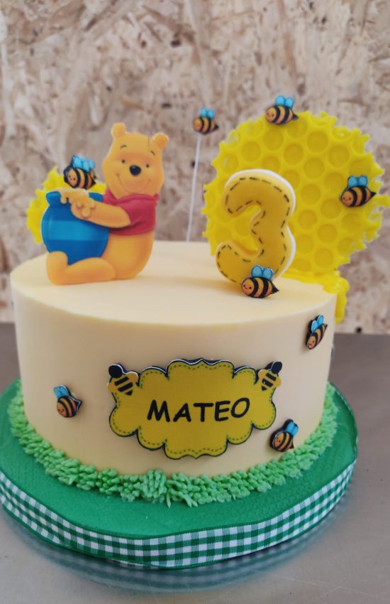 Tartas personalizadas en Madrid – diseño artesanal infantil de cumpleaños decorada en crema con Winnie the Pooh y abejitas, personalizada con nombre.