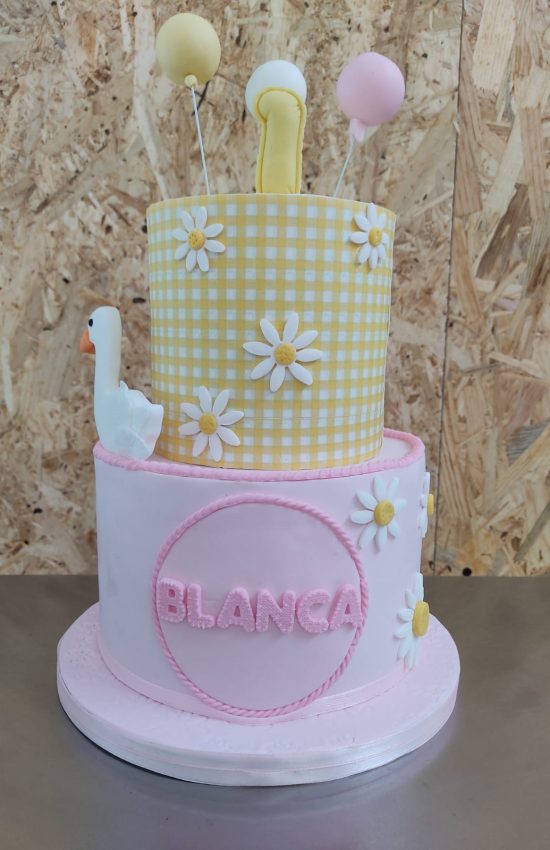 Tartas personalizadas en Madrid – diseño artesanal infantil decorada con fondant, diseño de ocas, tonos pastel suaves y estilo artesanal creativo.