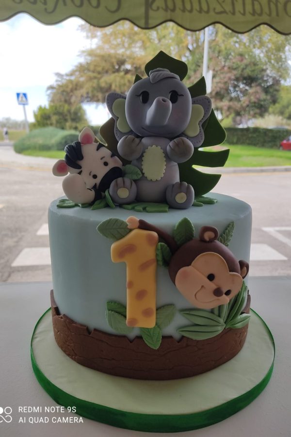 Tarta infantil personalizada artesanal para cumpleaños con número y decoración en fondant en Majadahonda