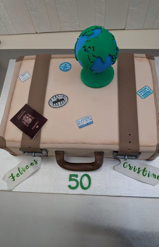 Tarta maleta de fondant personalizada para cumpleaños 50 en Majadahonda
